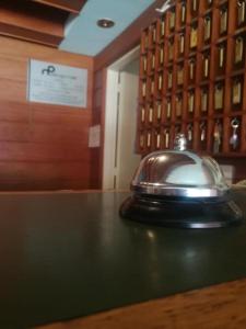 un téléphone assis au-dessus d'une table dans l'établissement Hotel Perugia, à Necochea