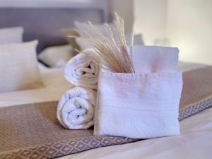 a bundle of towels sitting on top of a bed at MILPAU Recklinghausen1 - Modernes und zentrales Premium-Apartment mit Queensize-Bett, Netflix, Nespresso, Smart-TV und Privatparkplatz in Recklinghausen