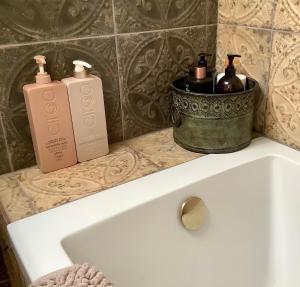 A bathroom at Holmlea Cottage