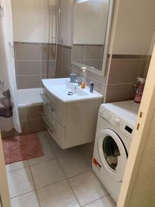 Ένα μπάνιο στο Chaleureux logement familial jusqu'à 6 personnes
