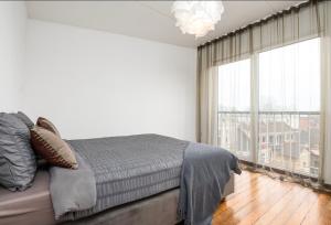 a bedroom with a bed and a large window at Mugav suurepärase vaatega korter in Viljandi