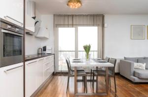a kitchen and dining room with a white table and chairs at Mugav suurepärase vaatega korter in Viljandi +13 photos