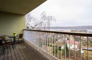 a balcony with a table and chairs and a large window at Mugav suurepärase vaatega korter in Viljandi