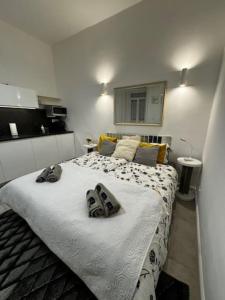 Un dormitorio con una cama grande en una habitación. en Cozy Studio in the Heart of Buda, en Budapest