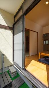 Postel nebo postele na pokoji v ubytování 美築粟田