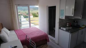 mały pokój z łóżkiem i oknem w obiekcie Salda Karanfil Pansiyon w mieście Yeşilova
