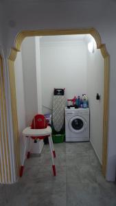 a laundry room with a washing machine and a table at Salda Karanfil Pansiyon in Yeşilova