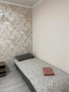 ein Schlafzimmer mit einem Bett und einer Wand in der Unterkunft Apartament Chisinau str.Cuza Voda in Chişinău