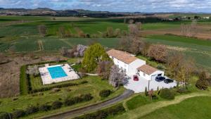 an aerial view of a house with a swimming pool on a field at Chez PhiL - Le calme proche de Revel, Castelnaudary, Carcassonne in La Pomarède