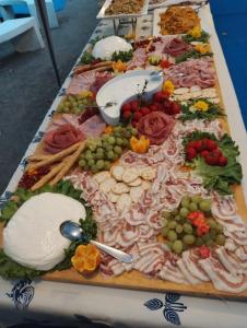 una bandeja de diferentes tipos de alimentos en una mesa en C.R.D.D. Due Torri Riccione en Riccione