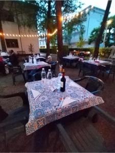 einen Tisch mit Weinflaschen darauf in einem Restaurant in der Unterkunft C.R.D.D. Due Torri Riccione in Riccione