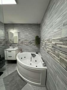 La salle de bains est pourvue d'une baignoire et d'un lavabo. dans l'établissement La maison de LYA (lyaroom), 