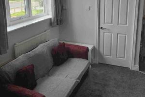 Uma área de estar em Tiny one bedroom house