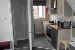 A cozinha ou cozinha compacta de Tiny one bedroom house