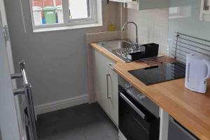 A cozinha ou cozinha compacta de Tiny one bedroom house