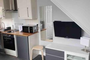 A cozinha ou cozinha compacta de Tiny one bedroom house