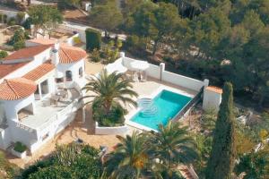 - une vue aérienne sur une maison avec une piscine dans l'établissement Villa with spectacular vieuw and swimmingpool., à Altea