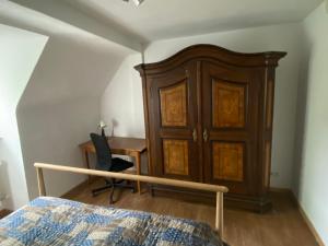1 dormitorio con 1 cama, escritorio y armario en Westpark Appartment - 15min zum Zentrum, en Núremberg