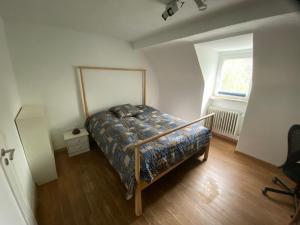 una camera con un letto in una stanza con una finestra di Westpark Appartment - 15min zum Zentrum a Norimberga