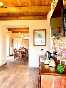 cocina y sala de estar con pared de piedra en Villa Lux en Poppi