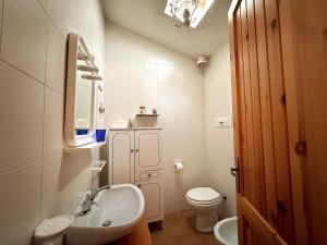 een kleine badkamer met een wastafel en een toilet bij NIDO RUSTICO TRA I MONTI in Rocca Cinquemiglia