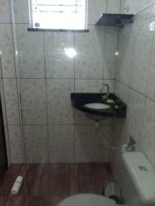 a bathroom with a toilet and a sink at Apartamento Mobiliado aconchegante - Wi-Fi in Boa Vista
