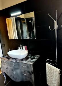 y baño con lavabo y espejo. en Villa Lux en Poppi