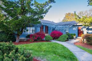 una casa azul con un jardín frente a ella en Hendo Hideaway Unit B 2bed,1 bath, en Hendersonville
