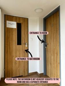 una entrada a una habitación con puerta en Double Twin Room #8 with Private Bathroom, en Varsovia