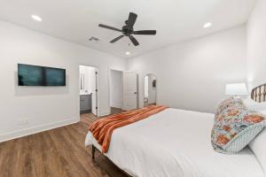 En eller flere senge i et værelse på C'est Bon House/2 KING Beds*Cajun Luxury*Coffee