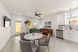 Køkken eller tekøkken på C'est Bon House/2 KING Beds*Cajun Luxury*Coffee