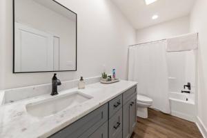 Et badeværelse på C'est Bon House/2 KING Beds*Cajun Luxury*Coffee + 33 billeder