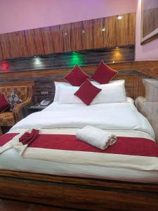 een slaapkamer met een groot bed met rode en witte kussens bij Express Myagdi Hotel Pvt Ltd in Kathmandu