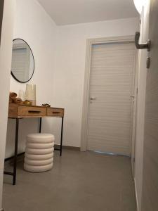 Appartamento ideal في تيلت: غرفة بها مكتب ومرآة وباب
