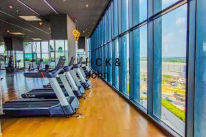 Fitness centrum a/nebo fitness zařízení v ubytování Double Storey Pool at Trio Setia by HCK