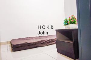 Voodi või voodid majutusasutuse Double Storey Pool at Trio Setia by HCK toas