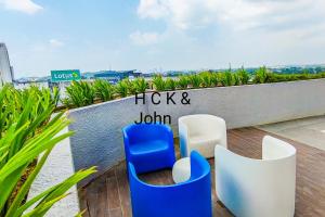 Rõdu või terrass majutusasutuses Double Storey Pool at Trio Setia by HCK