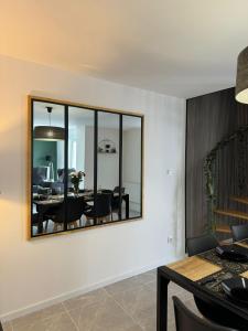 een woonkamer met een spiegel aan de muur bij La maison de LYA (lyaroom) 