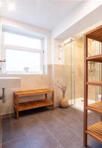 a bathroom with a shower and a sink at Kaiserbad-Heringsdorf-Traumhaftes-Feriendomizil-Charlot in Heringsdorf