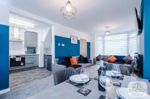 cocina y sala de estar con mesa y sofá en Pacific House, Manchester - by Synergy Estates en Mánchester
