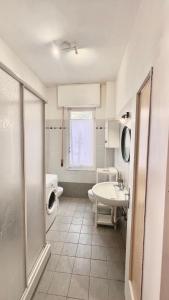 a bathroom with a toilet and a sink and a tub at Primo Piano in Moneglia