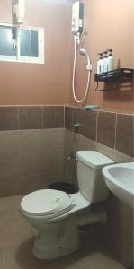 ein Bad mit einem WC und einem Waschbecken in der Unterkunft Arezzo Davao GZJ condotelle 300mbps wifi in Davao City