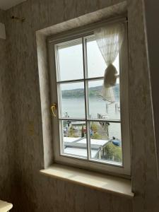 una ventana con vistas a una masa de agua en Hotel Seeschau en Reichenau