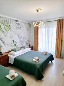 Rooms Sanja, Lovran - Opatija في لوفران: غرفة نوم بسريرين عليها مناشف