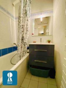 Kúpeľňa v ubytovaní IDR-0022 - Maison proche de la plage du Grignon