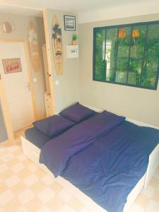 - une chambre avec un grand lit et des draps violets dans l'établissement Narbonne Studio Lamarobile avec jardin et terrasse proche des Grands Buffets, du centre ville et de la gare, à Narbonne