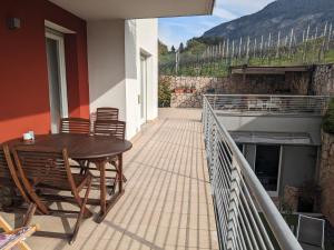 d'une terrasse avec une table et des chaises sur un balcon. dans l'établissement La Terrazza su Trento: vista e relax, à Trente