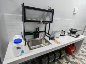 eine Küchentheke mit einer Spüle und einem Mixer in der Unterkunft Pip.Avenue Beach House in San Narciso