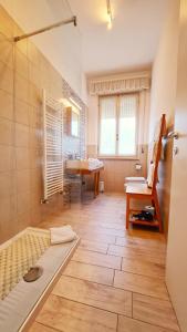 ein Bad mit einer Dusche und einem Waschbecken in der Unterkunft Affittacamere Zi Pasquale in Porto Recanati