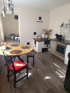 - une cuisine avec une table et des chaises dans la chambre dans l'établissement Marta's Apartment, à Kuldīga